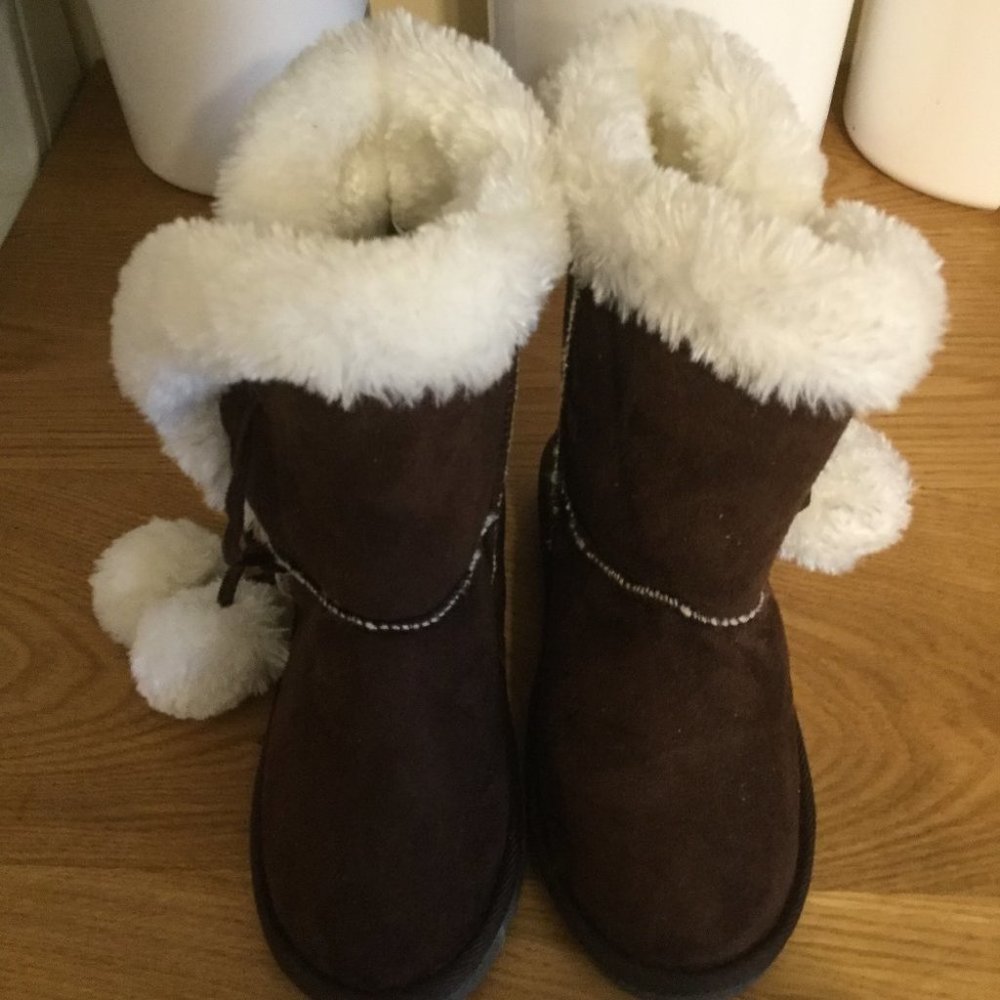 NWT Brown with pom-poms Dawgs boots